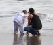 Victoria Beckham s'offre un moment de détente à la plage de Malibu avec ses fils Romeo, Cruz et Brooklyn le 31 janvier 2010