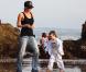 Victoria Beckham s'offre un moment de détente à la plage de Malibu avec ses fils Romeo, Cruz et Brooklyn le 31 janvier 2010