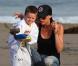 Victoria Beckham s'offre un moment de détente à la plage de Malibu avec ses fils Romeo, Cruz et Brooklyn le 31 janvier 2010