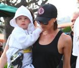 Après s\'être amusée avec ses fils, Cruz, Brooklyn et Romeo, à la plage, Victoria Beckham leur offre des glaces à Malibu le 31 janvier 2010