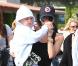 Après s'être amusée avec ses fils, Cruz, Brooklyn et Romeo, à la plage, Victoria Beckham leur offre des glaces à Malibu le 31 janvier 2010