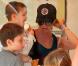 Après s'être amusée avec ses fils, Cruz, Brooklyn et Romeo, à la plage, Victoria Beckham leur offre des glaces à Malibu le 31 janvier 2010