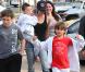 Après s'être amusée avec ses fils, Cruz, Brooklyn et Romeo, à la plage, Victoria Beckham leur offre des glaces à Malibu le 31 janvier 2010