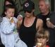 Victoria Beckham offre des glaces à ses fils, Cruz, Brooklyn et Romeo après s'être dépensée à leur côté sur une plage de Malibu le 31 janvier 2010