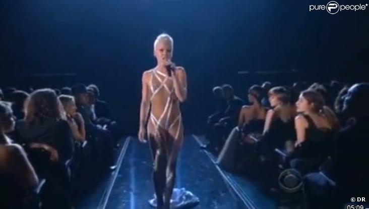 Pink a livré un nouveau numéro de haute voltige lors de la cérémonie des Grammy Awards 2010, le 31 janvier...