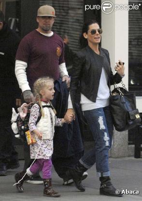 Sandra Bullock et Jesse James avec la petite Sunny à New York, le 18 novembre 2009 ! 