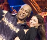 Mike Tyson et sa partenaire Elena effectuent une danse endiablée sur le plateau de Ballando con le stelle. Janvier 2010