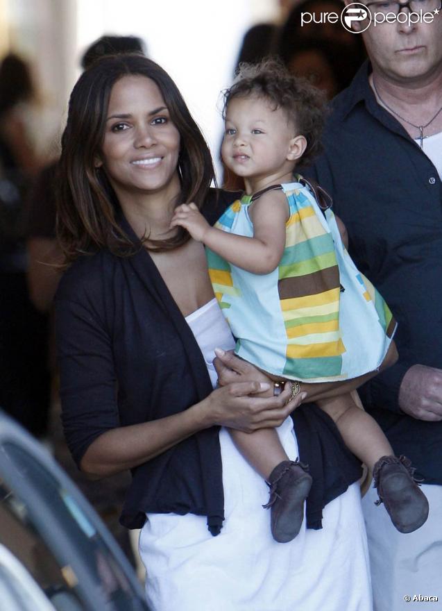 Après de nombreux tests de grossesse négatifs, la ravissante Halle Berry est devenue maman le 16 mars 2008, d'une adorable petite Nahla. Aujourd'hui, elle est métamorphosée et retombe en enfance au côté de sa petite poupée !