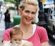 A 40 ans, Kelly Rutherford qui n'est autre que Madame Van der Woodsen dans Gossip Girl a donné naissance à Helena Grace le 9 juin dernier. Cette petite poupée rejoint ainsi son grand frère Hermes, 2 ans et demi.