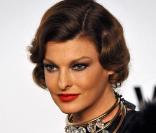 Ne pouvant pas afficher un joli ventre rond sur les catwalks, c'est à 41 ans que Linda Evangelista a découvert les joies de la maternité.
