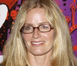 Révélée dans Coktail au côté de Tom Cruise, Elisabeth Shue est aujourd'hui la maman de Miles, 12 ans, Stella, 8 ans, et Agnès, 3 ans. Une petite dernière que l'actrice a eue à l'âge de 43 ans.