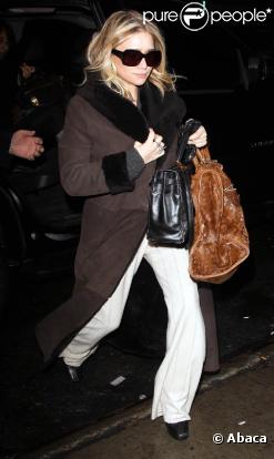 Mary-kate et Ashley Olsen arrivent, le mercredi 3 février au matin, sur le plateau de Good Morning America. Elles y feront la promo de leur nouvelle collection de vêtements.
