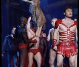Sofia Essaïdi, Christopher Stills et les danseurs lors de la dernière représentation de Cleopâtre, le 31 janvier 2010