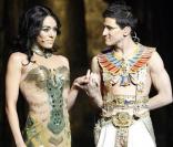 Sofia Essaïdi et Mehdi Kerkouche, qui jouait Ptolémée, lors de la dernière représentation de Cleopâtre, le 31 janvier 2010