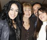 Sofia Essaïdi, sa maman et Kamel Ouali lors de la dernière représentation de Cleopâtre, le 31 janvier 2010