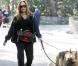 La comédienne américaine Catherine Bach en promenade avec sa fille Laura et leurs deux chiens, à Los Angeles, le 1er février 2010.