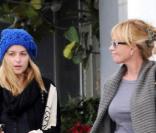 Melanie Griffith fait du shopping avec sa fille Dakota Johnson chez Satine à Los Angeles le 11 février 2010