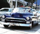 Johnny Hallyday part déjeuner avec ses amis sur Sunset Boulevard, le 12 février 2010. Il est au volant de sa nouvelle Cadillac.