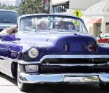 Johnny Hallyday part déjeuner avec ses amis sur Sunset Boulevard, le 12 février 2010. Il est au volant de sa nouvelle Cadillac.