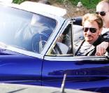 Johnny Hallyday part déjeuner avec ses amis sur Sunset Boulevard, le 12 février 2010. Il est au volant de sa nouvelle Cadillac.