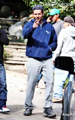 Bradley Cooper devant sa maison de Los Angeles, le 12 février 2010 !