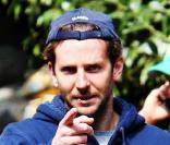 Bradley Cooper devant sa maison de Los Angeles, le 12 février 2010 !