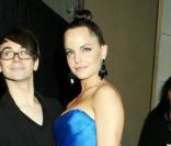 Mena Suvari très lookée au côté du créateur Christian Siriano lors de la Fashion Week new yorkaise le 12 février 2010