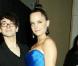 Mena Suvari très lookée au côté du créateur Christian Siriano lors de la Fashion Week new yorkaise le 12 février 2010