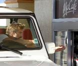 Britney Spears et son amoureux Jason ont passé la Saint-Valentin au McDo de Los Angeles. Le 14/02/2010 
