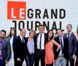 Michel Denisot, entouré de ses chroniqueurs : Mouloud, Tania Bruna-Rosso, Jean-Michel Apathie, Ariane Massenet, Elise Chassaing, Yann Barthès, Ali Baddou et Pauline Lefèvre