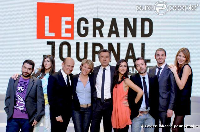 Michel Denisot, entouré de ses chroniqueurs : Mouloud, Tania Bruna-Rosso, Jean-Michel Apathie, Ariane Massenet, Elise Chassaing, Yann Barthès, Ali Baddou et Pauline Lefèvre