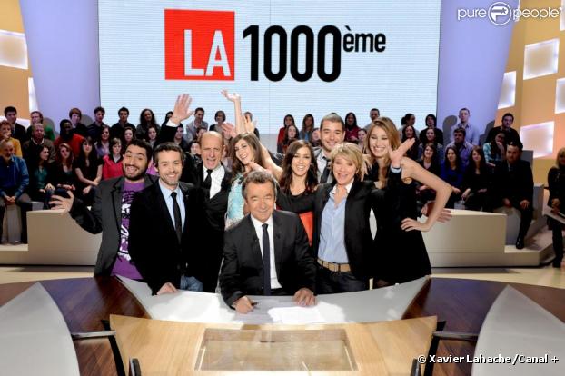 Michel Denisot entouré de Mouloud, Tania Bruna Rossi, Jean-Michel Apathie, Ariane Massenet, Yann Barthes, Ali Baddou, Elise Chassaing