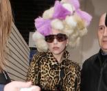 Lady Gaga, à la sortie de l'hôtel Mayfair à Londres le 16 février 2010