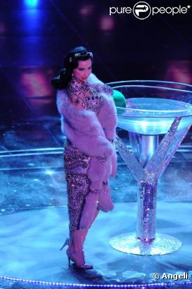 Dita von Teese a enflammé la scène d'une prestation  so hot , lors de la soirée d'ouverture du 60e festival de San Remo, en Italie, mardi 16 février.