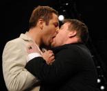David Walliams et James Corden lors du défilé Fashion for Relief à Londres, le 18 février 2010