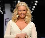 Denise Van Outen lors du défilé Fashion for Relief à Londres, le 18 février 2010