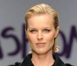 Eva Herzigova lors du défilé Fashion for Relief à Londres, le 18 février 2010