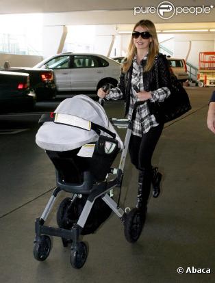 Sarah Michelle Gellar va faire les courses, à Westwood, accompagnée d'une amie. 20/02/2010