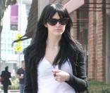 Ashlee Simpson est de sortie avec des amies : elles se rendent dans un institut de beauté, jeudi 18 février.