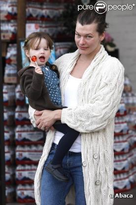 Milla Jovovich et sa fille Ever à Beverly Hills, le 21 février 2010