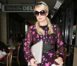 Paris Hilton, de sortie pour une séance de shopping... et affichant une bague à l'annulaire gauche, mardi 23 février à Beverly Hills.