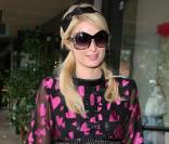Paris Hilton, de sortie pour une séance de shopping... et affichant une bague à l\'annulaire gauche, mardi 23 février à Beverly Hills.