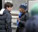 Valeria Golino et son amoureux... très complices dans les rues de Naples !