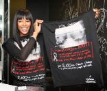 Naomi Campbell, au centre commercial Westfield à Londres, le vendredi 26 février, pour l'opération Fashion for Relief.