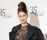 Laetitia Casta lors de la 35e cérémonie des César le 27 février 2010 : dès son arrivée, avec sa robe Yves Saint Laurent, elle fait sensation 