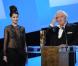Laetitia Casta lors de la 35e cérémonie des César le 27 février 2010 : quand elle vient remettre le prix à Niels Arestrup, les regards se tournent vers sa robe transparent Yves Saint Laurent 