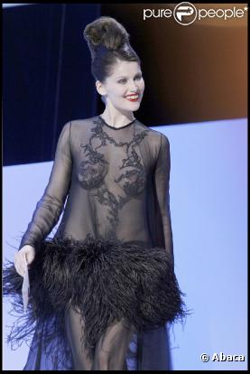 Laetitia Casta tout en transparence...