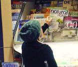 Pink et son mari Carey Hart, chez un marchand de journaux, jettent un oeil à des magazines sur la décoration d'intérieur, samedi 27 février, à Malibu.