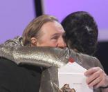 Isabelle Adjani serrant Gérard Depardieu, après avoir reçu son César lors de la cérémonie des César le 27 février 2010 au théâtre du Châtelet