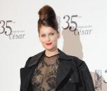 Laetitia Casta lors des César, dans sa robe transparente Yves Saint Laurent